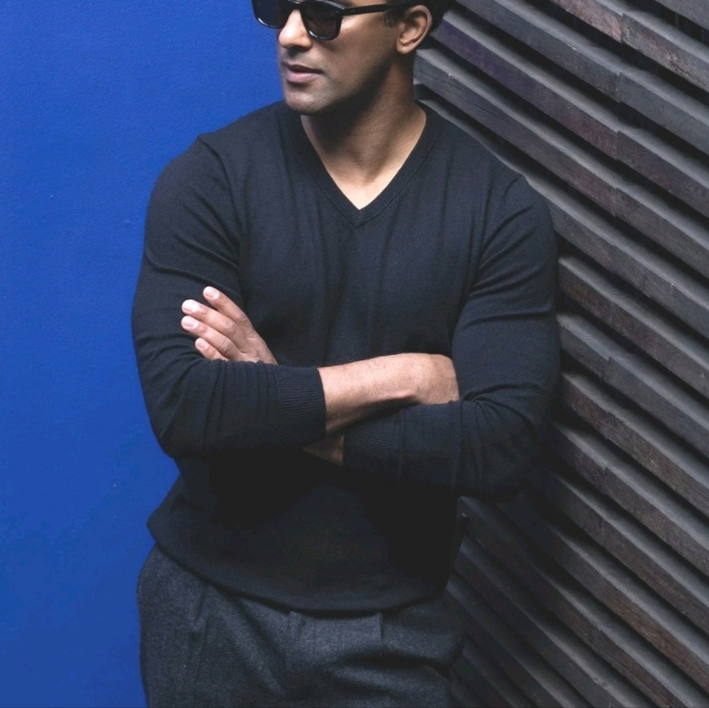 Collars and Co Men's Large Black Touch Cotton and Cashmere V-Neck Sweater New